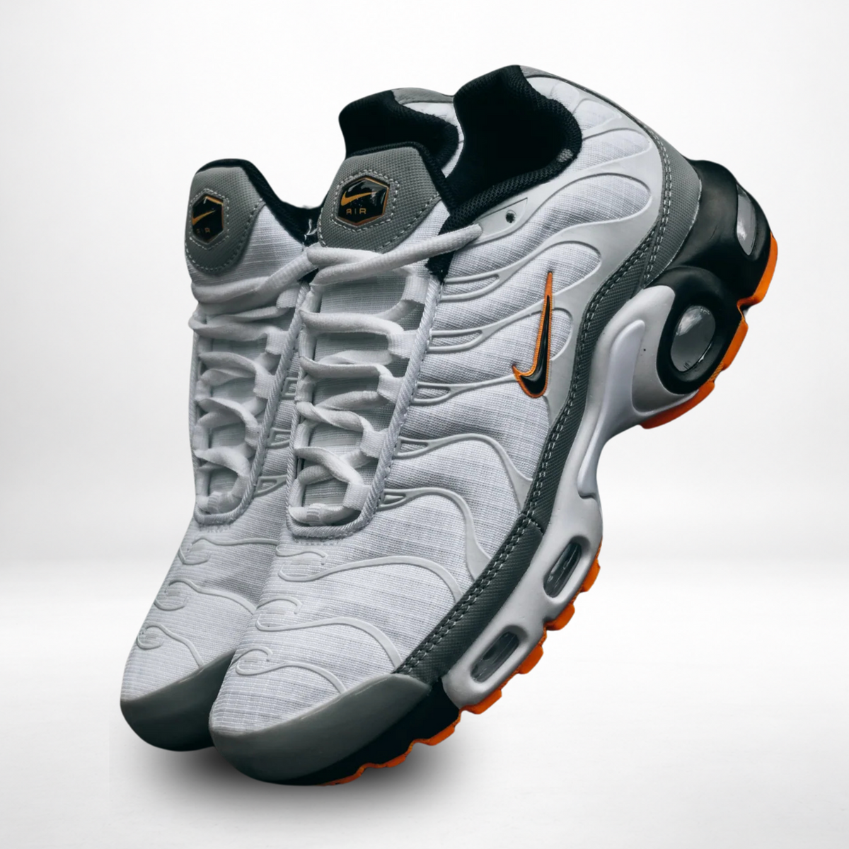 TN AIR MAX PLUS (blanco y gris)