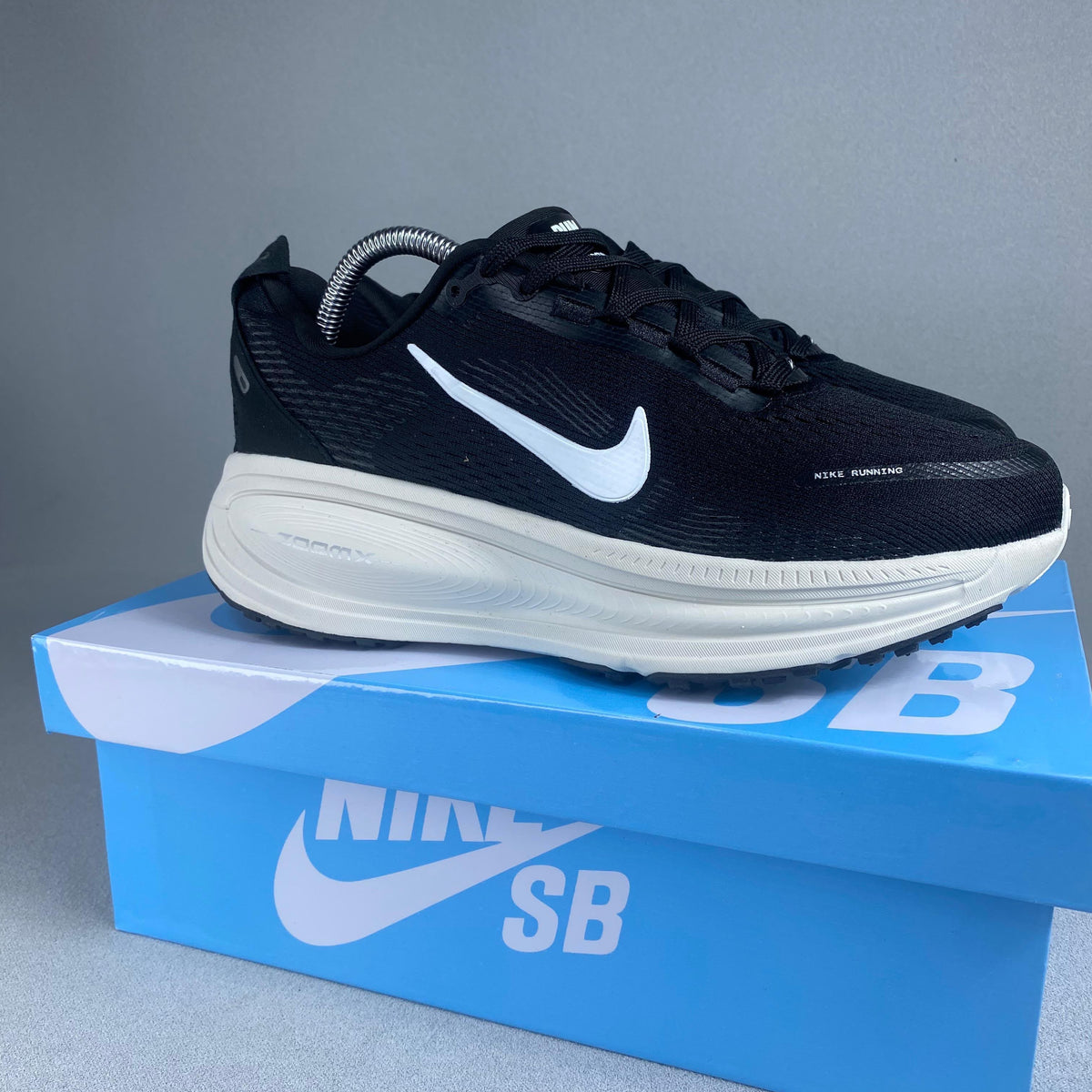 Nike Vomero (Negro/suela blanca)
