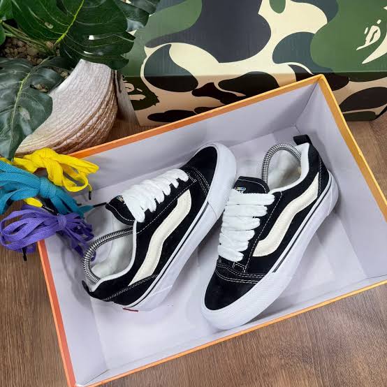 Vans KNU Skool (negros/blancos)